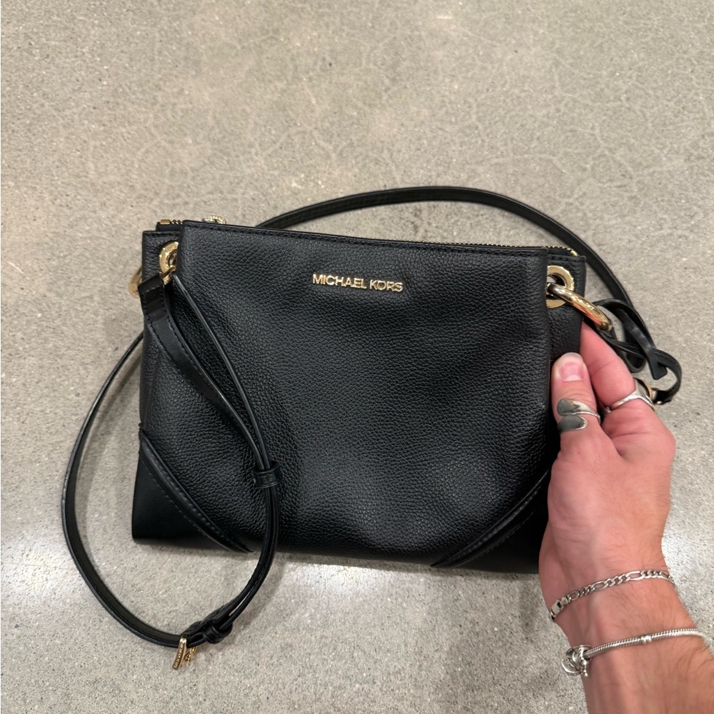 MICHAEL KORS NICOLE TRIPLE
COMPARTMENT SMALL CROSSBODY
BAG BLACK LEATHER GOLD